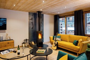 Fernseher, Kamin, Stereoanlage