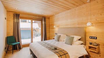 5 bedrooms, iron/ironing board, travel crib, WiFi (free)