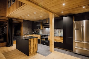 Coffee/tea maker, fridge, microwave, oven - Chalet Harmonie: Morzine centre, stylish sleeps 12 (Morzine)