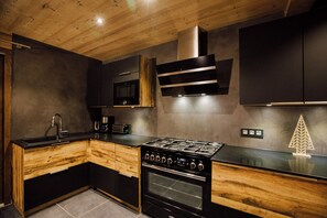 Fridge, microwave, oven, stovetop - Chalet Harmonie: Morzine centre, stylish sleeps 12 (Morzine)