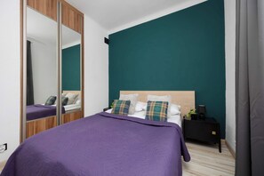 Tabla de planchar con plancha, cuna de viaje, wifi y ropa de cama 