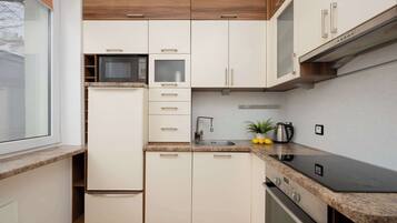 Frigorífico, microondas, horno y placa de cocina