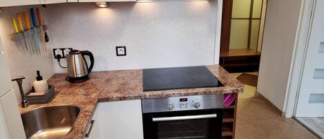 Kjøleskap, mikrobølgeovn, ovn og kokeplater