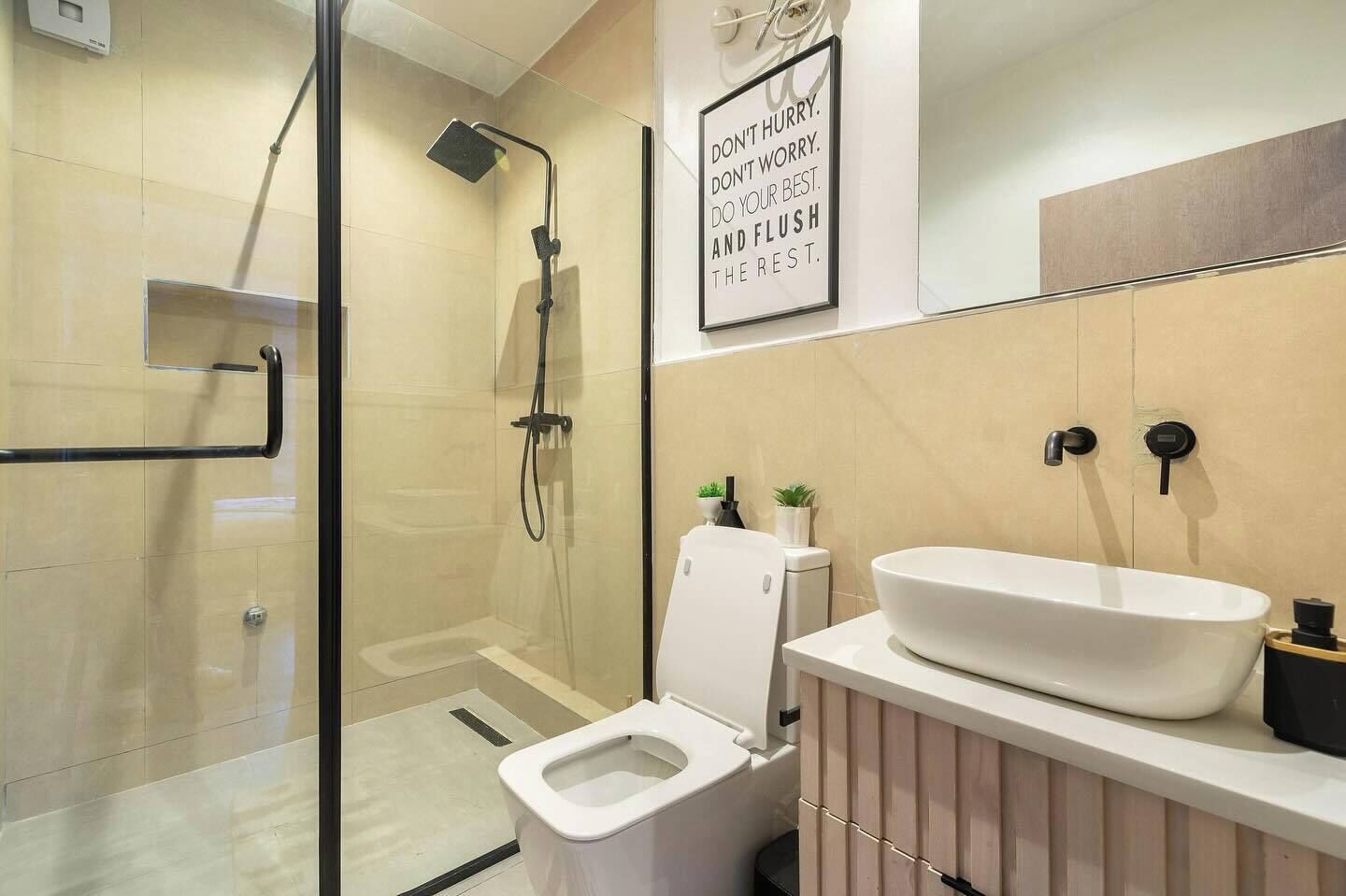 Deluxe kamer, balkon, uitzicht op de stad | Badkamer | Een haardroger, handdoeken, zeep, shampoo