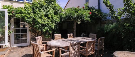 Cottage | Outdoor dining