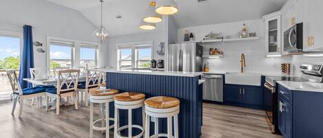 冷蔵庫、電子レンジ、オーブン、コンロ