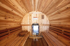 Un sauna aux murs en bois et doté d’un système de chauffage central.