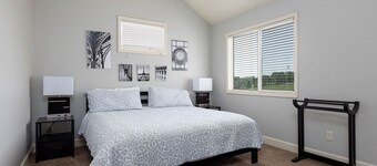 Home Away from Home 3 Close to KCI Airport, Weston