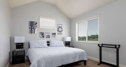 Home Away from Home 3 Close to KCI Airport, Weston