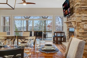 Dining - Lakefront • HotTub • Luxe Baths • Fire Pit Retreat (Mineral)