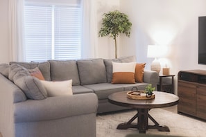 Smart TV, books - 1 mile to shopping + Liberty U! Family-Friendly Townhome w/ Community Pool (Lynchburg)