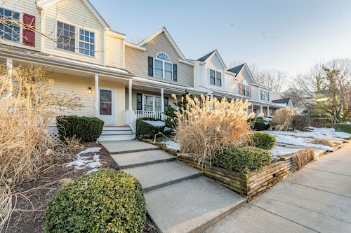 1 mile to shopping + Liberty U! Family Friendly Townhome w/ Community Pool