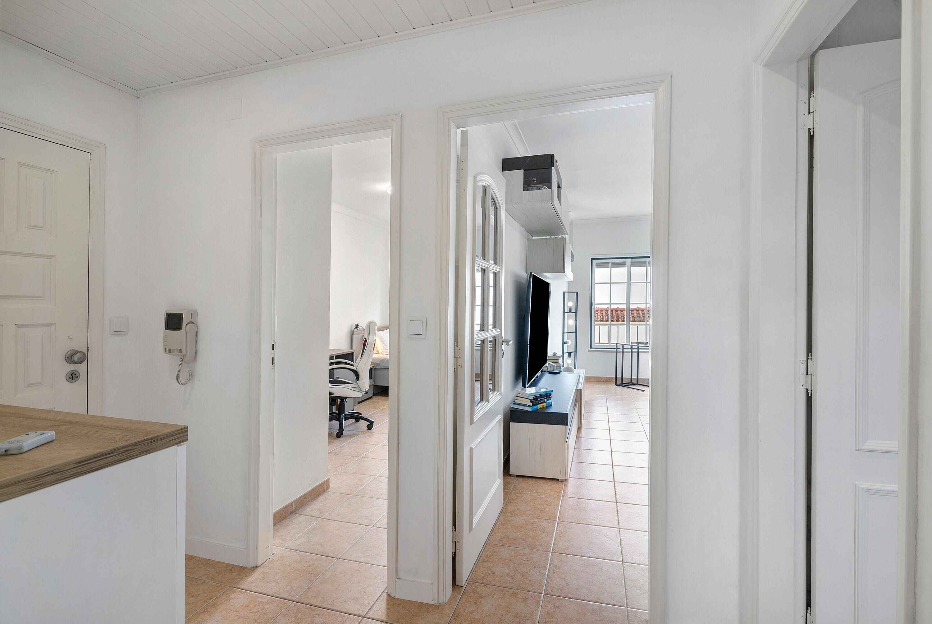 Tabla de planchar con plancha, wifi, ropa de cama