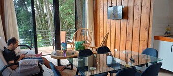 Cabaña moderna con deck privado cerca de Zarcero