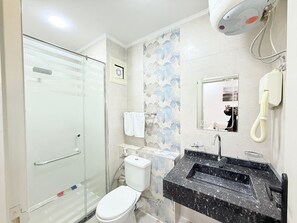 Secador de cabelo, toalhas de banho, sabonete, papel higiênico