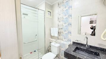 Haartrockner, Handtücher, Seife, Toilettenpapier