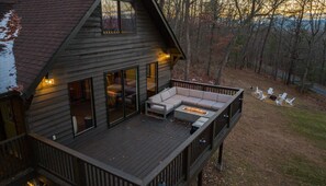 Outdoor dining - Stress Free Retreat! Shenandoah Views, Cozy Fires (Elkton)