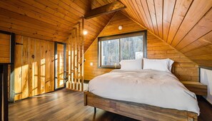 3 habitaciones, escritorio y tabla de planchar con plancha 