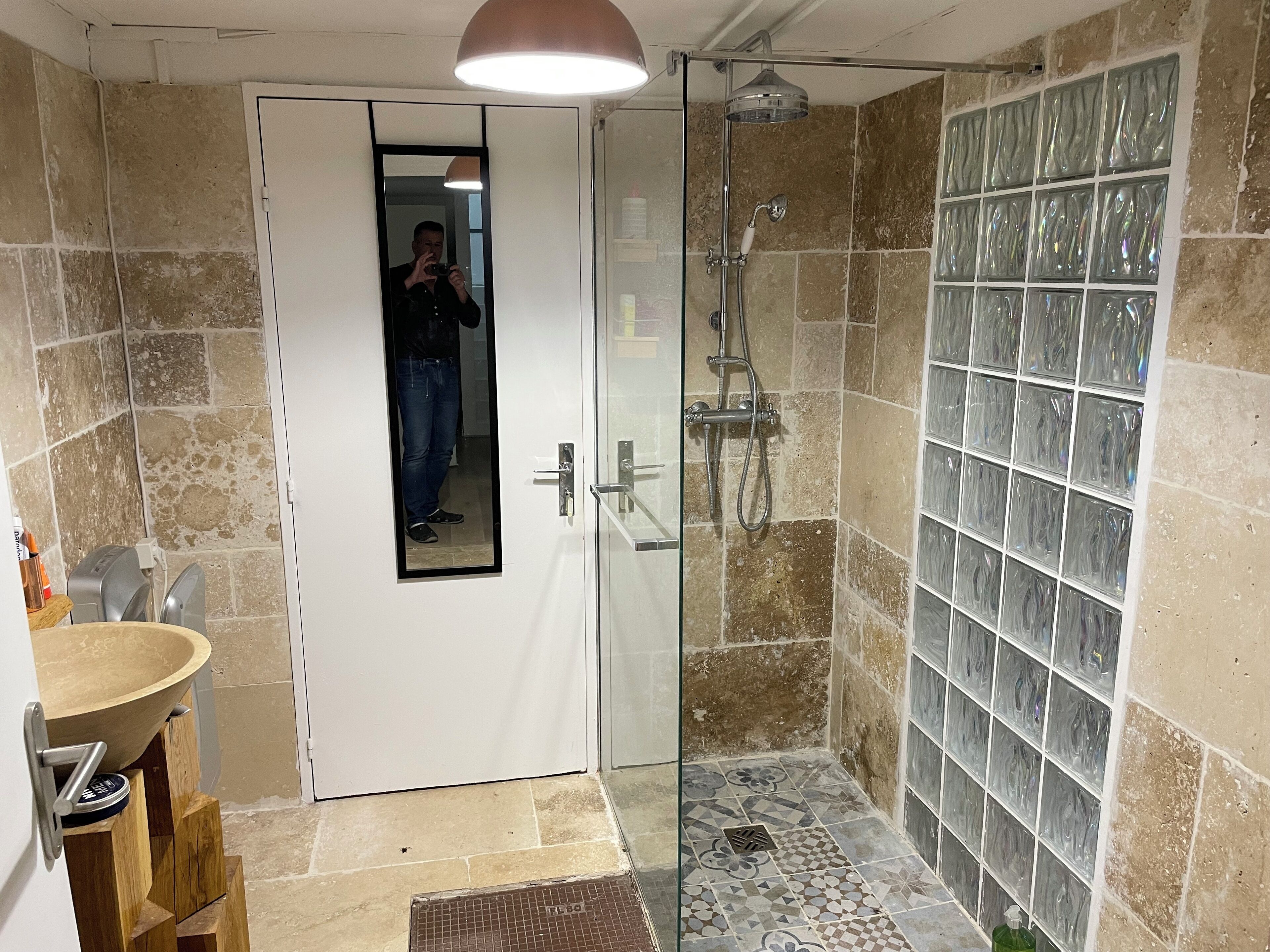 Regadera, secadora de cabello, bidet, toallas 