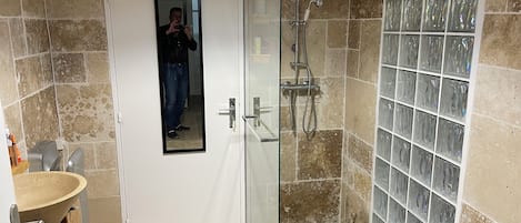 Regadera, secadora de cabello, bidet, toallas