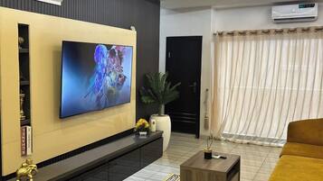 Family Apartment, Balcony, City View | Living area