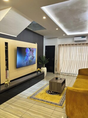 Departamento familiar, balcón, vista a la ciudad | Área de sala de estar