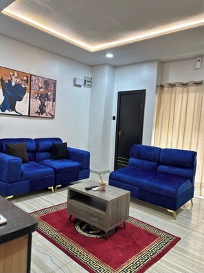 Departamento familiar, balcón, vista a la ciudad | Área de sala de estar