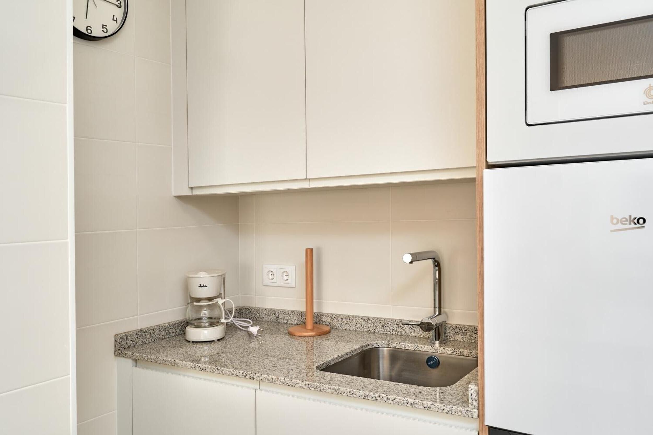 Køleskab, mikrobølgeovn, kogeplade, opvaskemaskine