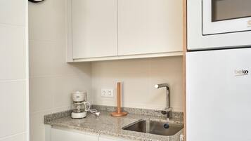 Køleskab, mikrobølgeovn, kogeplade, opvaskemaskine