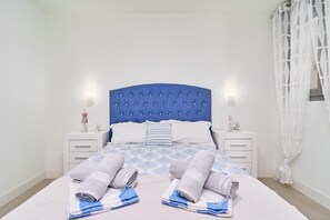 Tabla de planchar con plancha, wifi y ropa de cama 