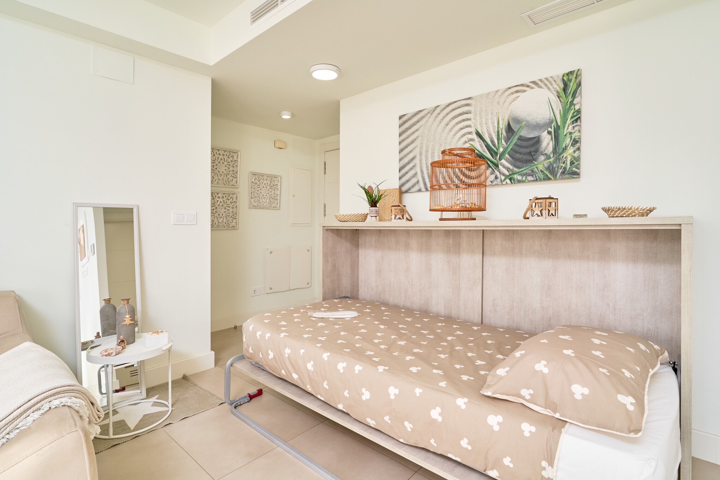 Tabla de planchar con plancha, wifi, ropa de cama