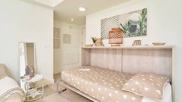 Tabla de planchar con plancha, wifi, ropa de cama