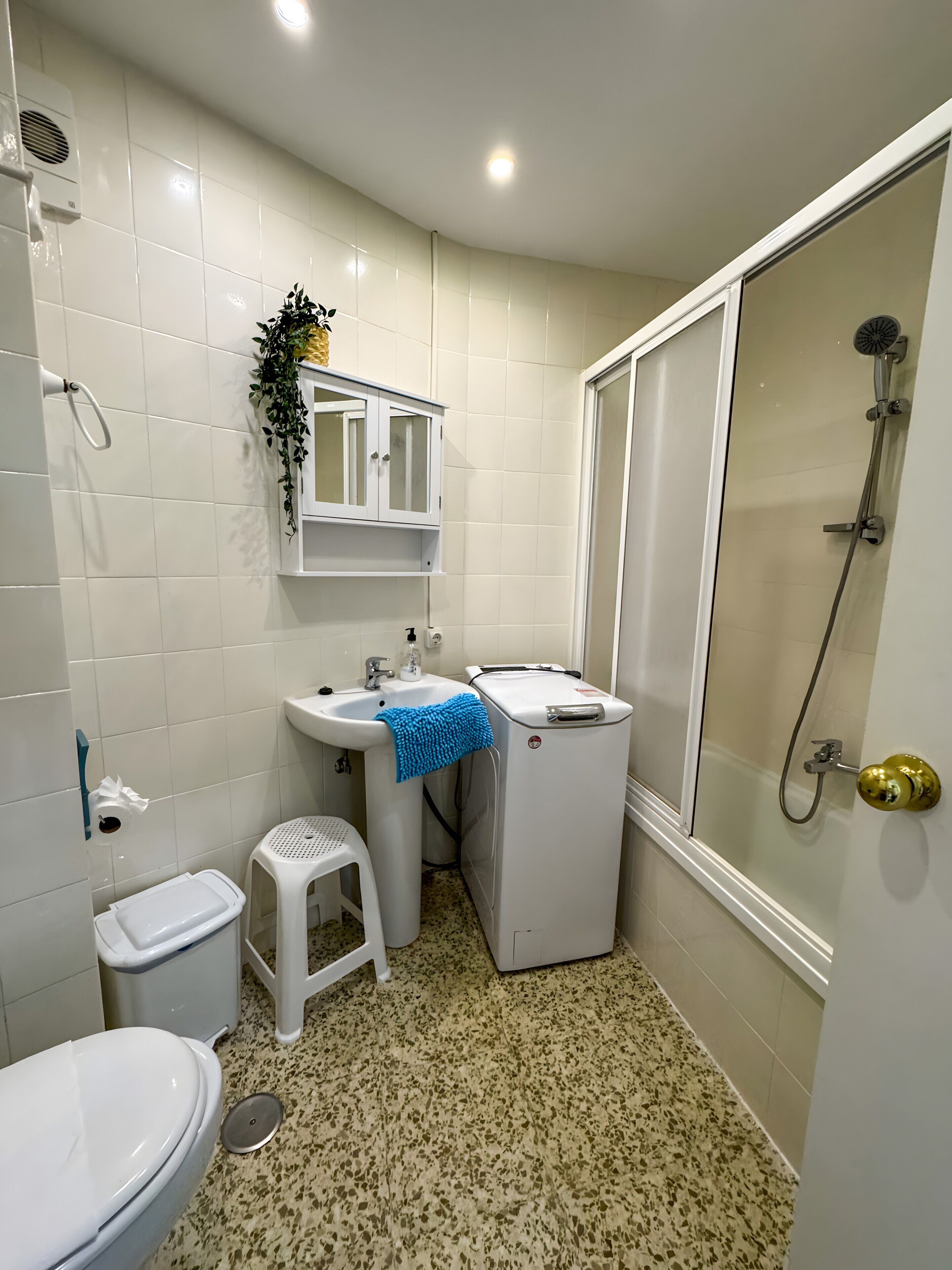 Douche, sèche-cheveux, serviettes fournies