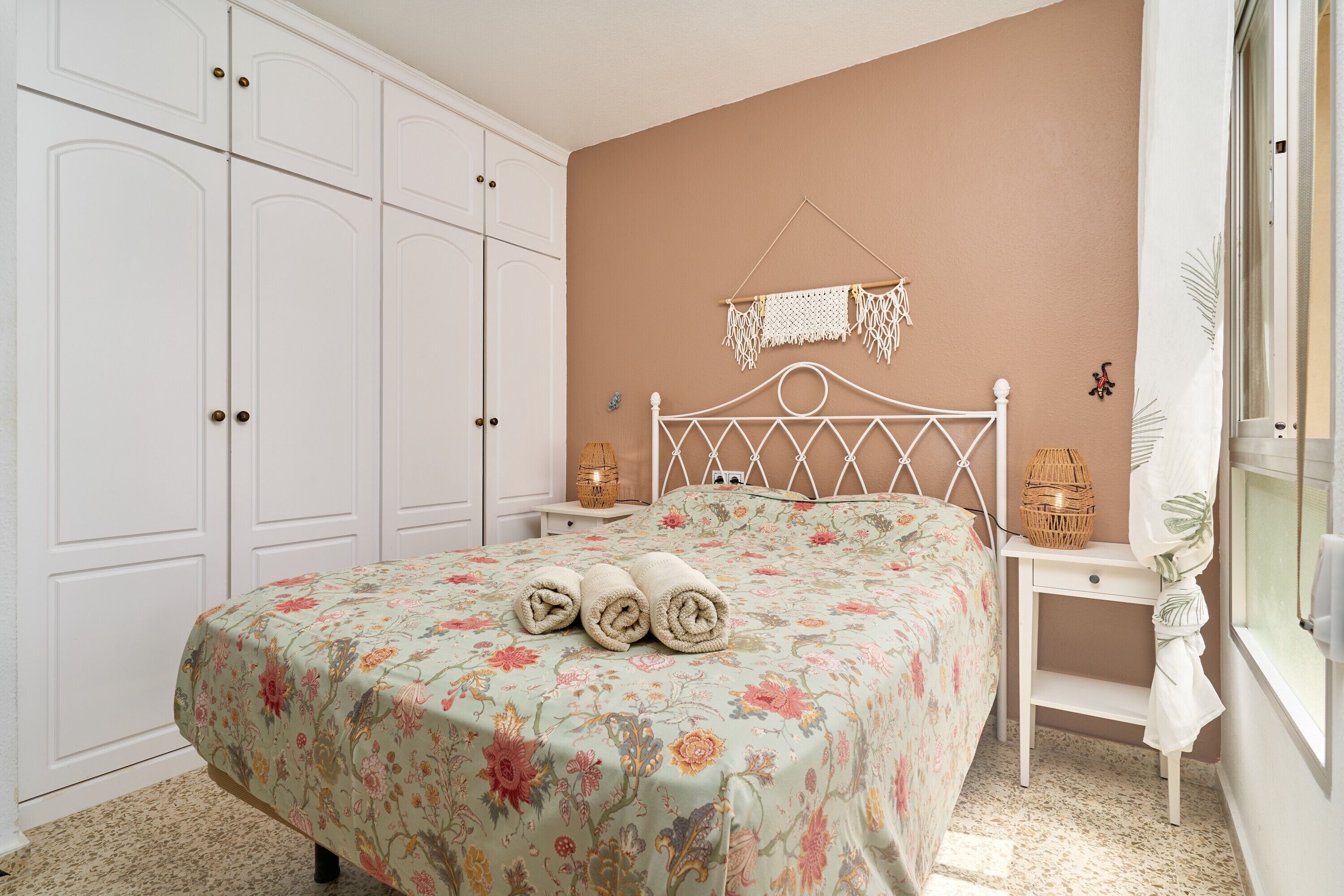 Tabla de planchar con plancha, wifi, ropa de cama