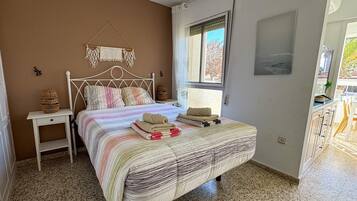 Iron/ironing board, WiFi, bed sheets