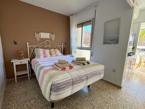 Een strijkplank/strijkijzer, wifi, beddengoed