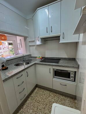 Een koelkast, een magnetron, een kookplaat, een vaatwasser