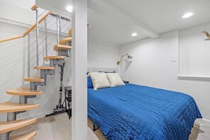 Comfort Room | Free WiFi - Rucker Avenue Cozy Bungalow (Everett)