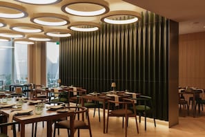 Dining - Entertainment Destination l Rooftop Scenery & Pool, Centrally Located (Lisboa)