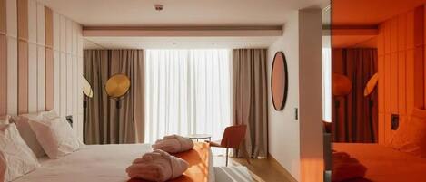 Tabla de planchar con plancha, wifi gratis y ropa de cama