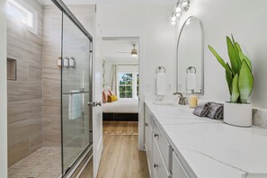 Hair dryer, towels, soap, shampoo - Palm Paradise - Heated pool & Hot tub + Golf Cart (North Myrtle Beach)