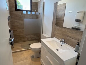 Shower, hair dryer, towels, toilet paper - Apartment Terrace over swimming pool (Lavérune)