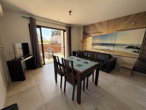 Living area - Apartment Terrace over swimming pool (Lavérune)