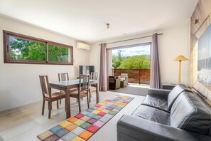 Living area - Apartment Terrace over swimming pool (Lavérune)