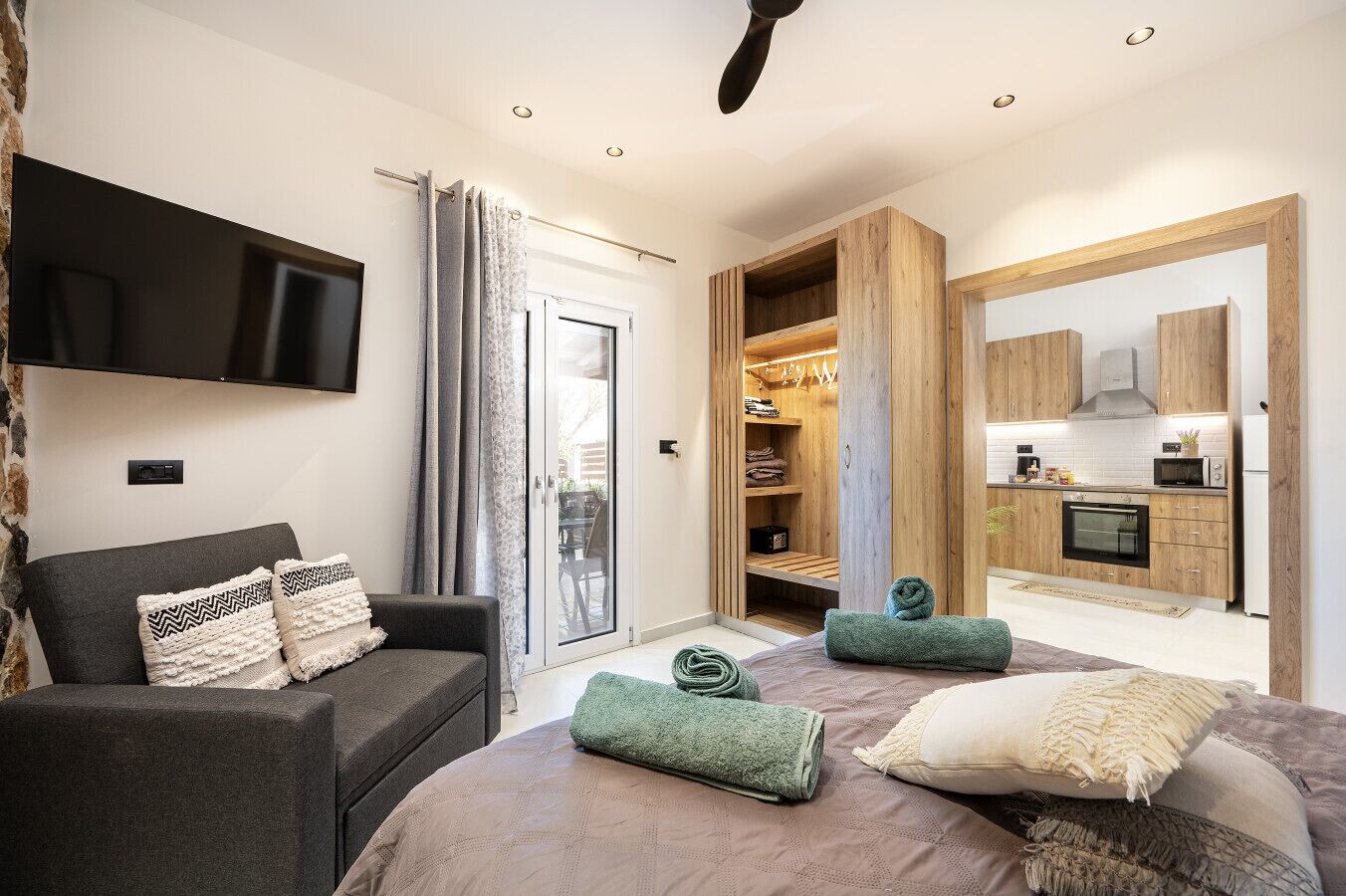 Iron/ironing board, WiFi, bed sheets