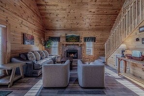 TV, fireplace, video games, table football - Enchanted Eagle cabin, 3 bedroom, with Hot tub and games room (Sevierville)