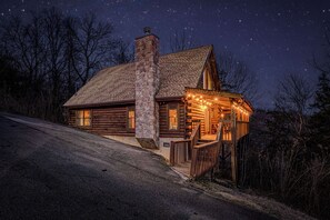 Exterior - Enchanted Eagle cabin, 3 bedroom, with Hot tub and games room (Sevierville)