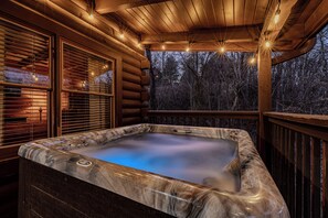 Outdoor spa tub - Enchanted Eagle cabin, 3 bedroom, with Hot tub and games room (Sevierville)