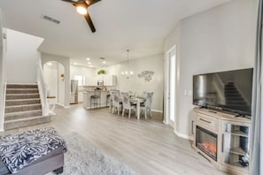 TV, fireplace - Tuscan Hills 4BR Oasis – Pool/Spa, Wi-Fi, Disney (Davenport)
