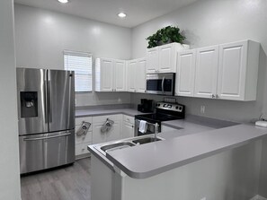 Coffee/tea maker, fridge, microwave, oven - Tuscan Hills 4BR Oasis – Pool/Spa, Wi-Fi, Disney (Davenport)